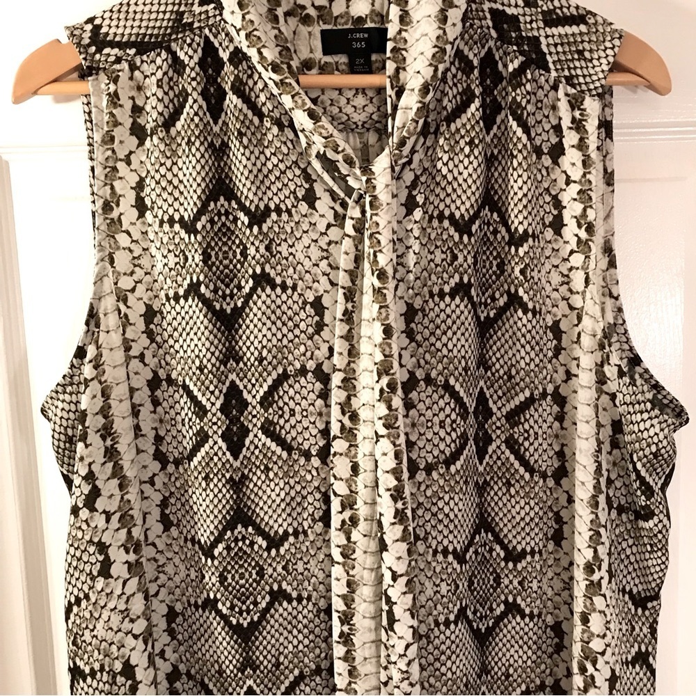 𝅺Women’s sleeveless J. Crew black label blouse size 2X